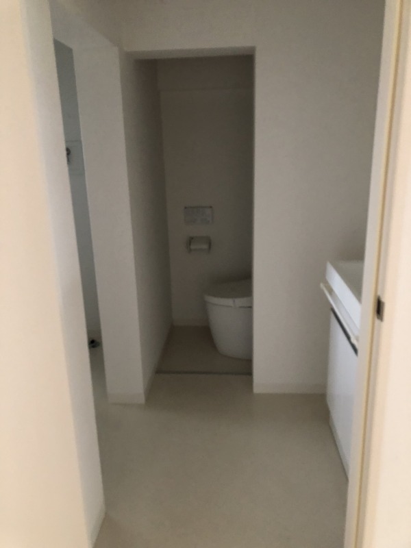 【大田区】ドアのなかったトイレに間仕切りドアを新設の施工前