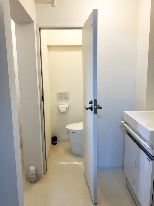 【大田区】ドアのなかったトイレに間仕切りドアを新設の施工後