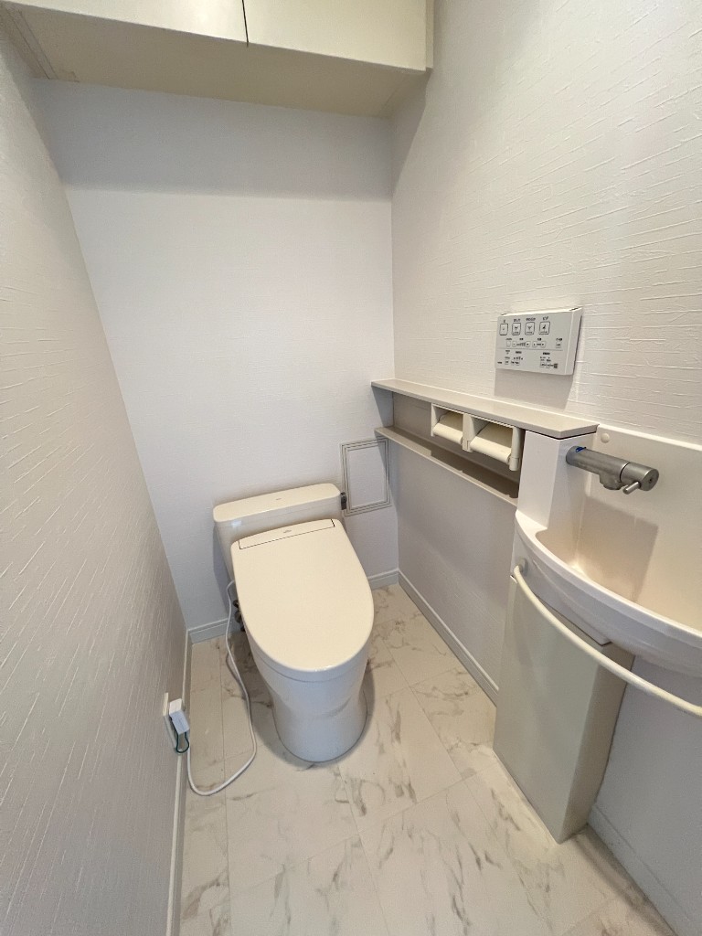 【大田区仲池上】トイレのリフォームでホワイトで統一した明るい空間への施工後