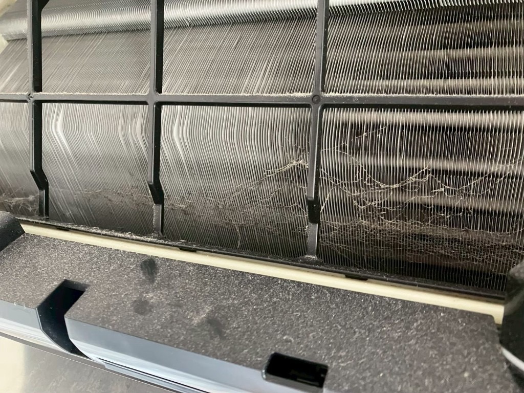 【マンション】エアコン分解洗浄・日立 白くまくん(STAINLESS CLEAN)のお掃除部品まで徹底洗浄の施工前