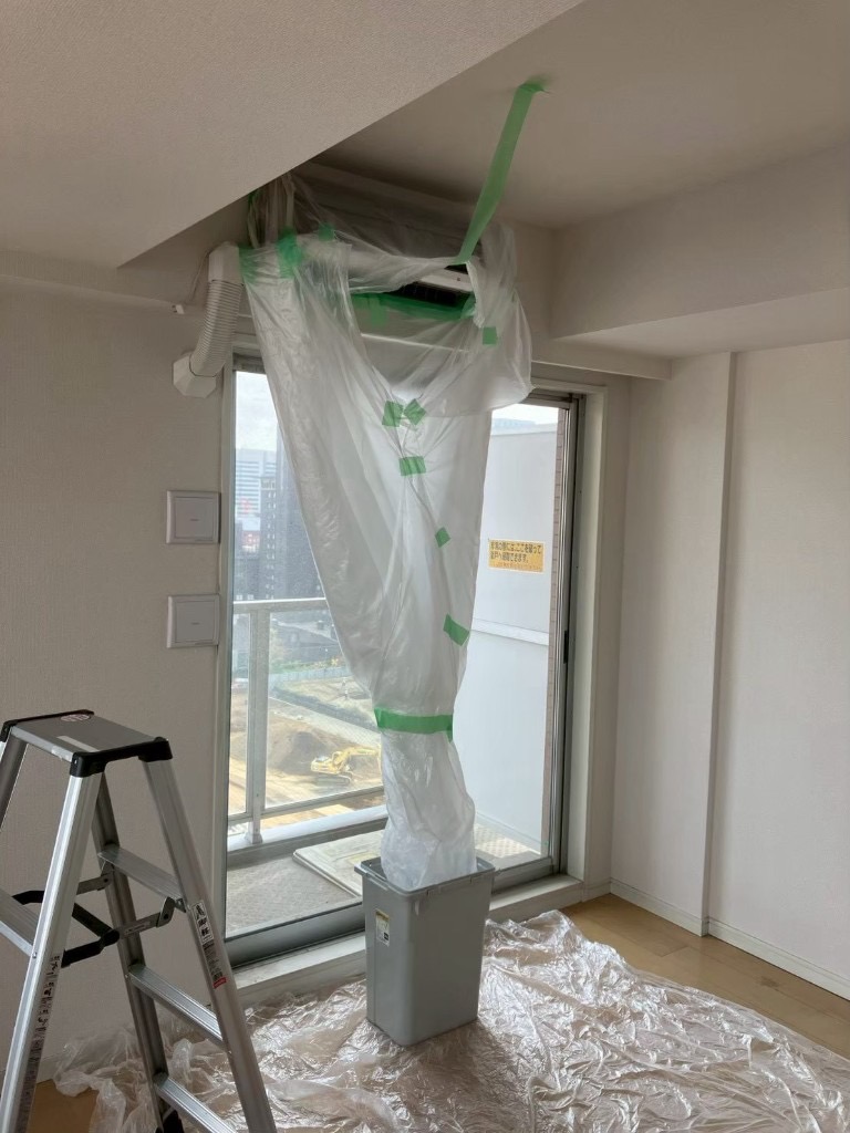 【マンション】エアコン分解洗浄・日立 白くまくん(STAINLESS CLEAN)のお掃除部品まで徹底洗浄の施工中写真1