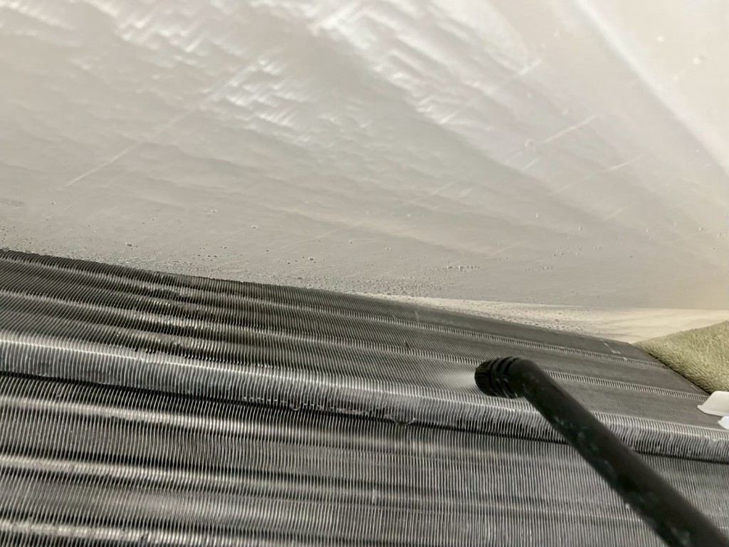 【マンション】エアコン分解洗浄・日立 白くまくん(STAINLESS CLEAN)の内部汚れを徹底除去の施工中写真6