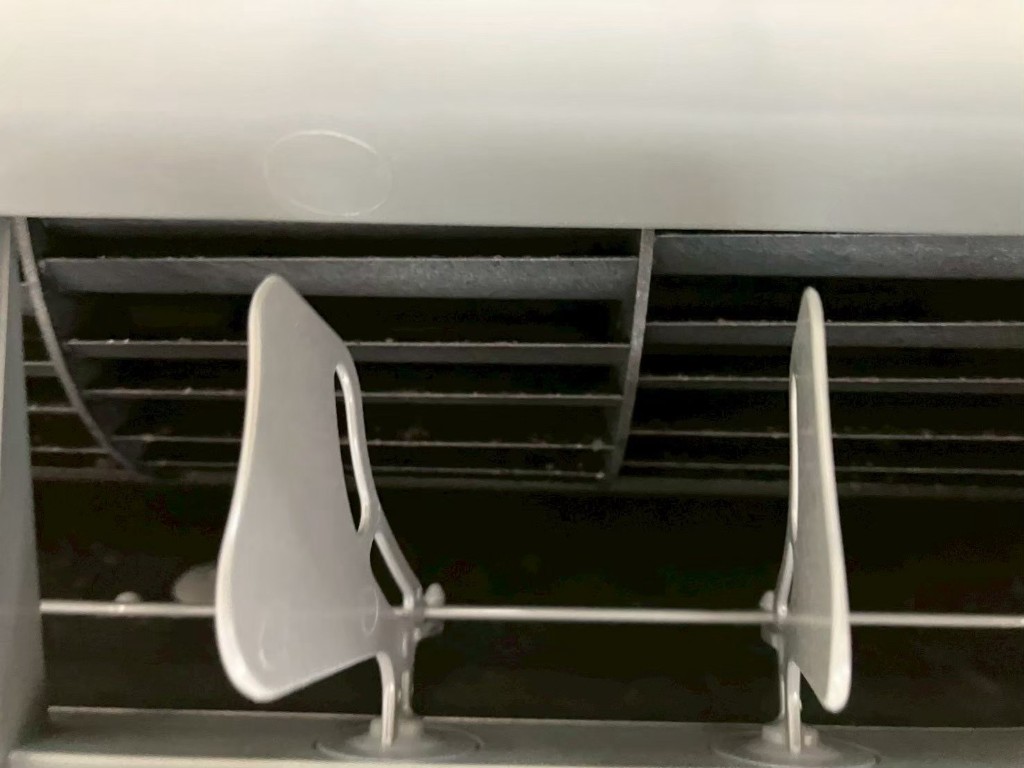 【マンション】エアコン分解洗浄・日立 白くまくん(STAINLESS CLEAN)の内部汚れを徹底除去の施工前写真3