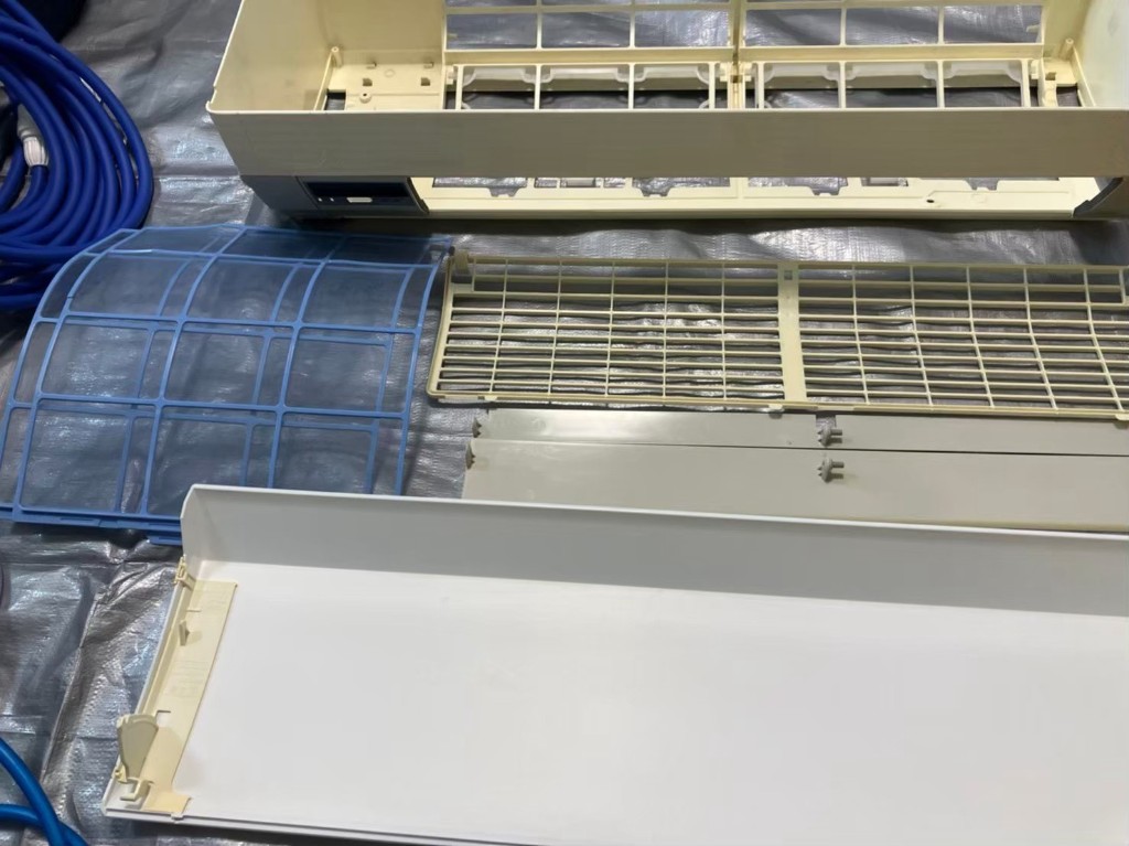 エアコンの分解洗浄作業